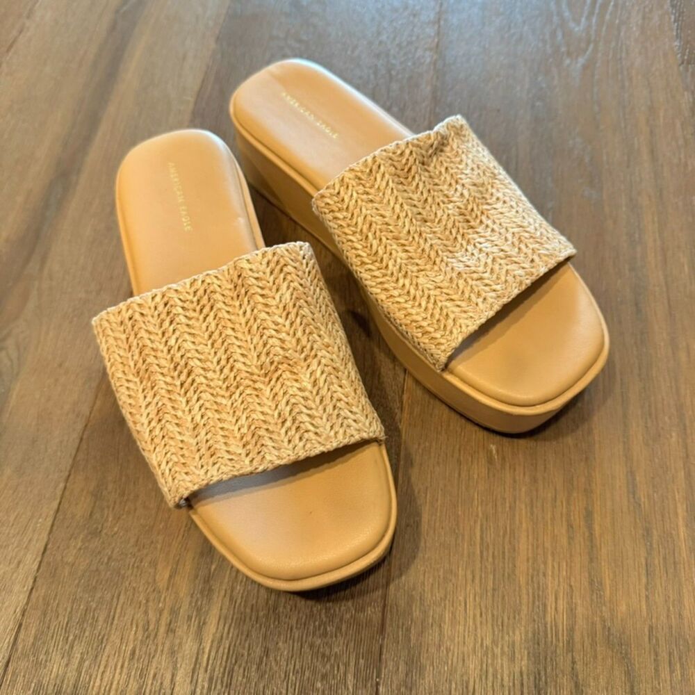 American Eagle tan platform sandals | Size 7